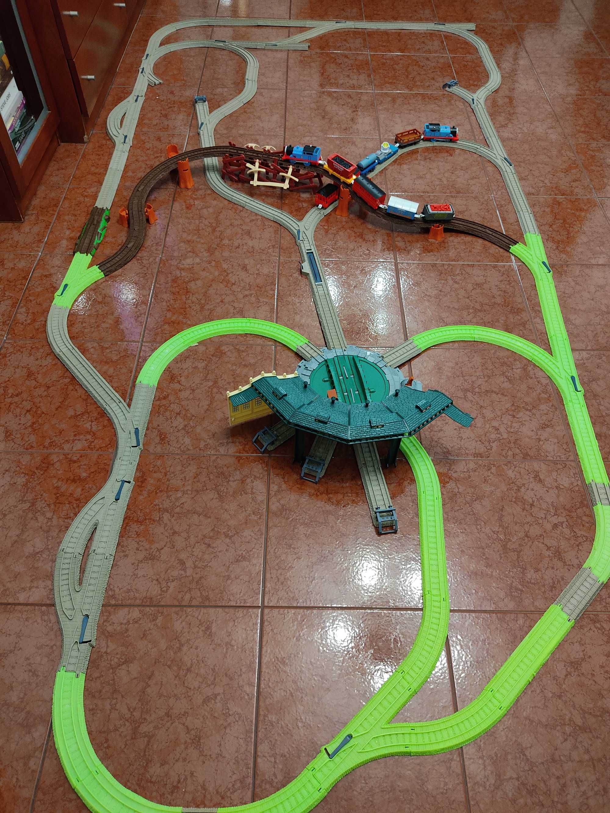 Thomas & Friends - conjunto ferrovia com 2 locomotivas e trilhos