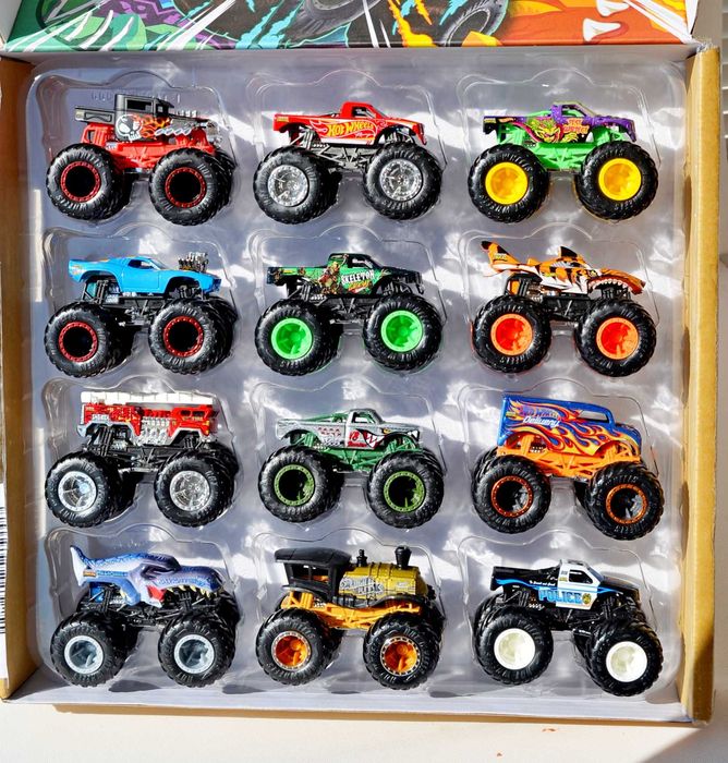 Набір 12 шт. Hot Wheels Monster Trucks Chaos Mega Wrex Акула
