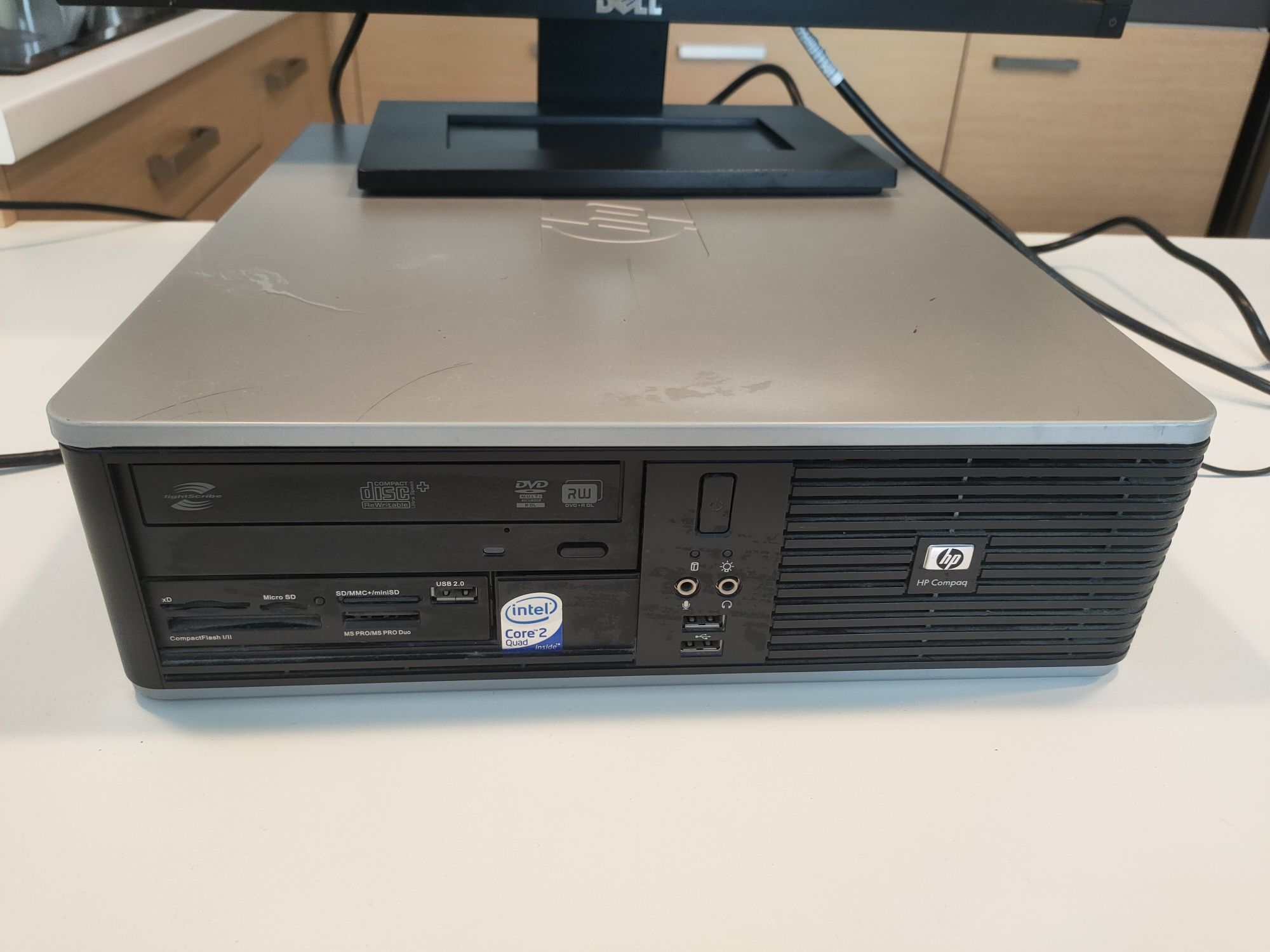 Komputer Dell + MONITOR - LED DELL E2211Hb 21.5" - FHD VGA DVI klasa A