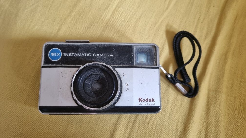 Máquinas fotográficas Kodak 155X Instamatic e Pentax Espio 105
