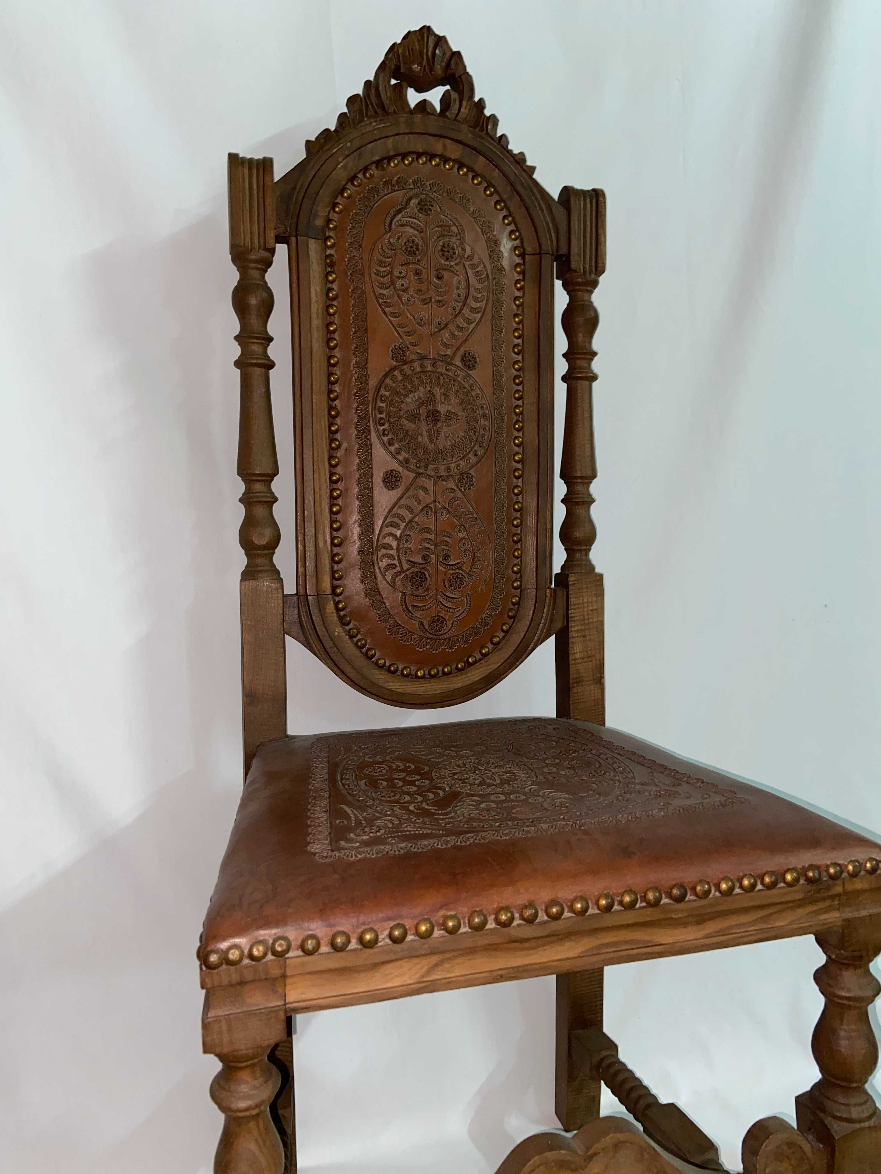 Conjunto de 8 cadeiras altas em madeira e couro