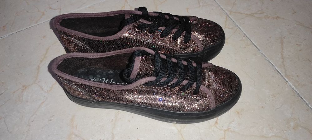 Ténis mulher diversos pares