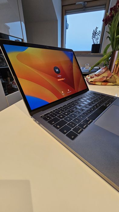 Mcbook Pro mały ultralekki laptop Apple