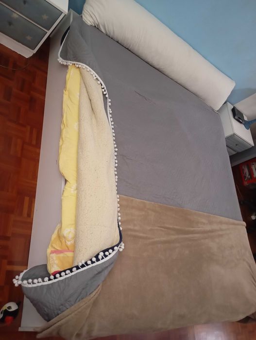 Vendo cama King 190/220 com mesas de cabeceira estrado e colchao