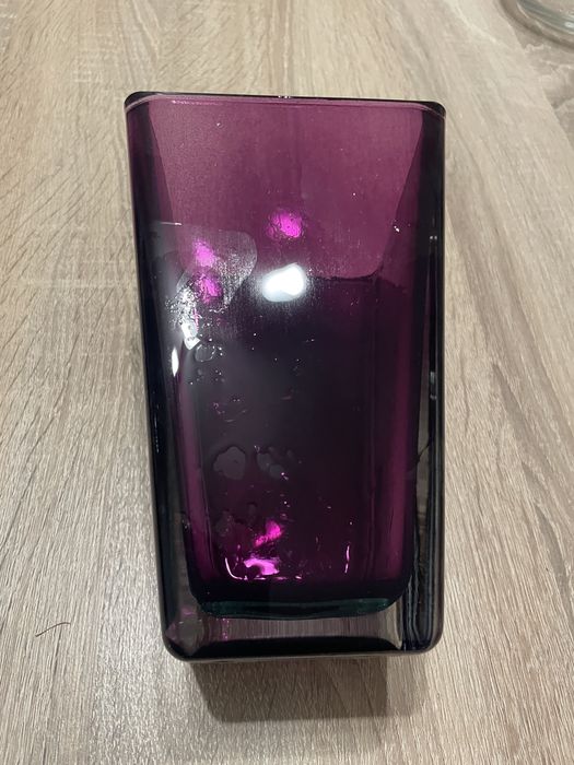 Fioletowy szklany wazon