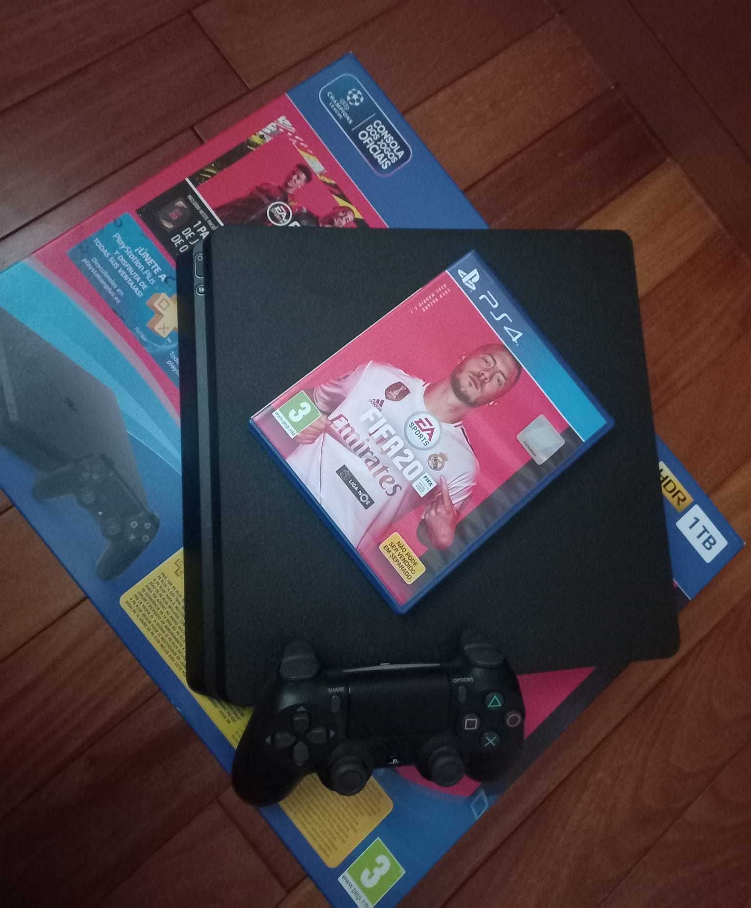 PlayStation 4 Slim 1000GB - Preto + FIFA 20 + Comando EXCELENTE!!