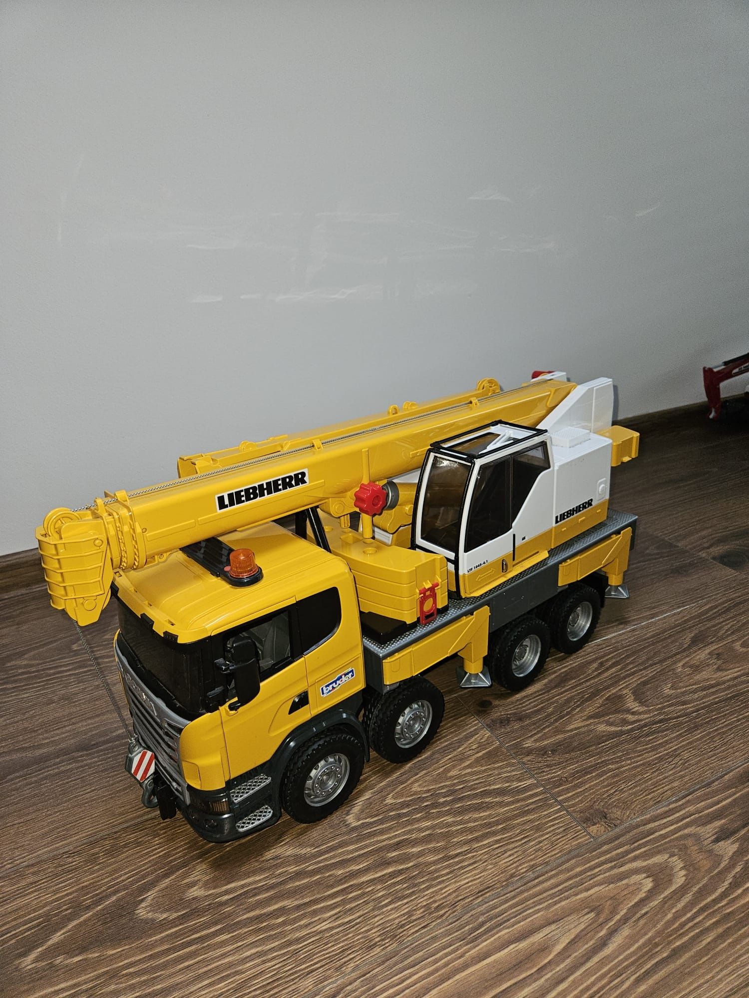 Bruder 03571 Scania Super z dźwigiem Liebherr