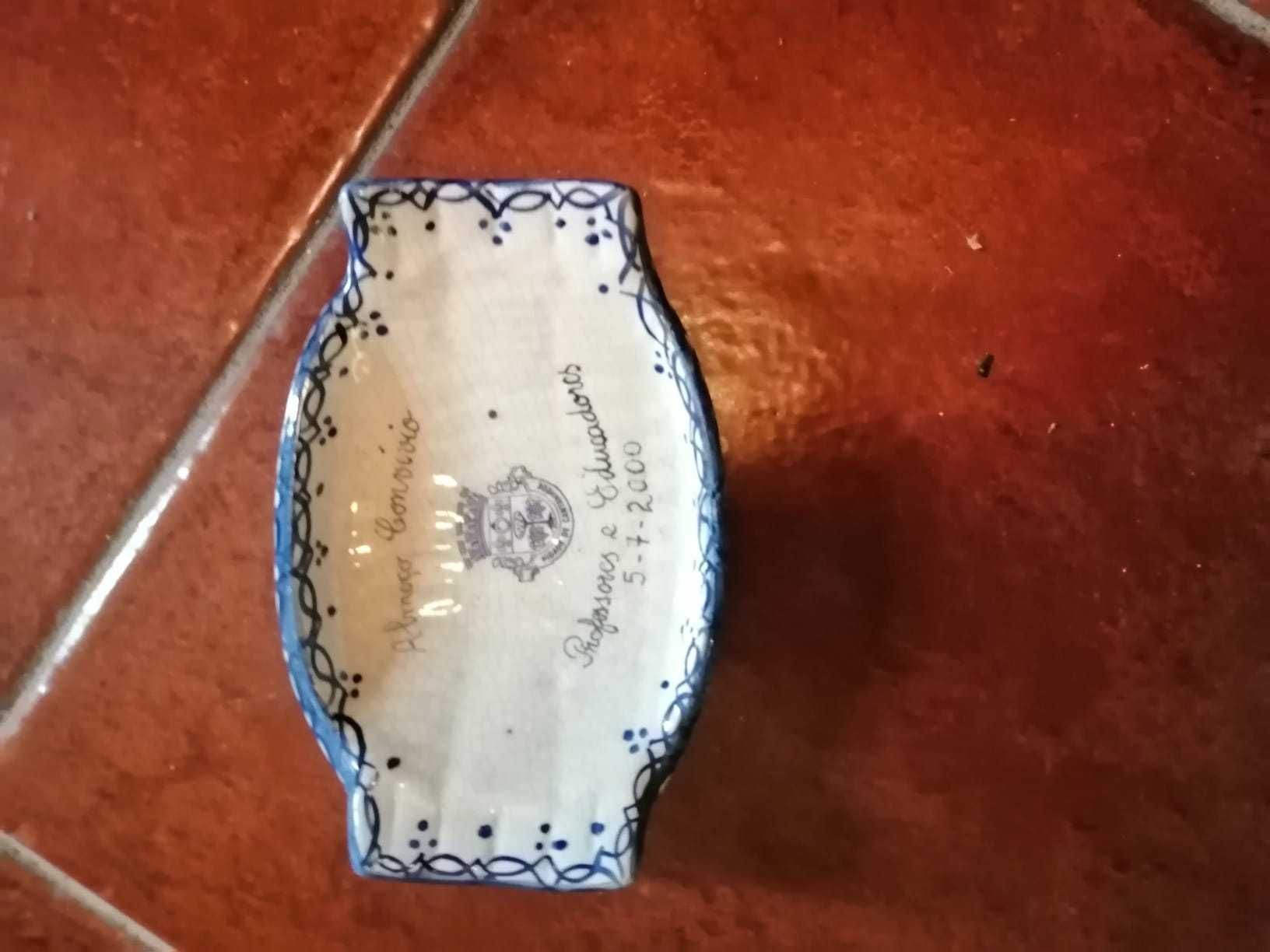 cinzeiro antigo de barro branco e azul