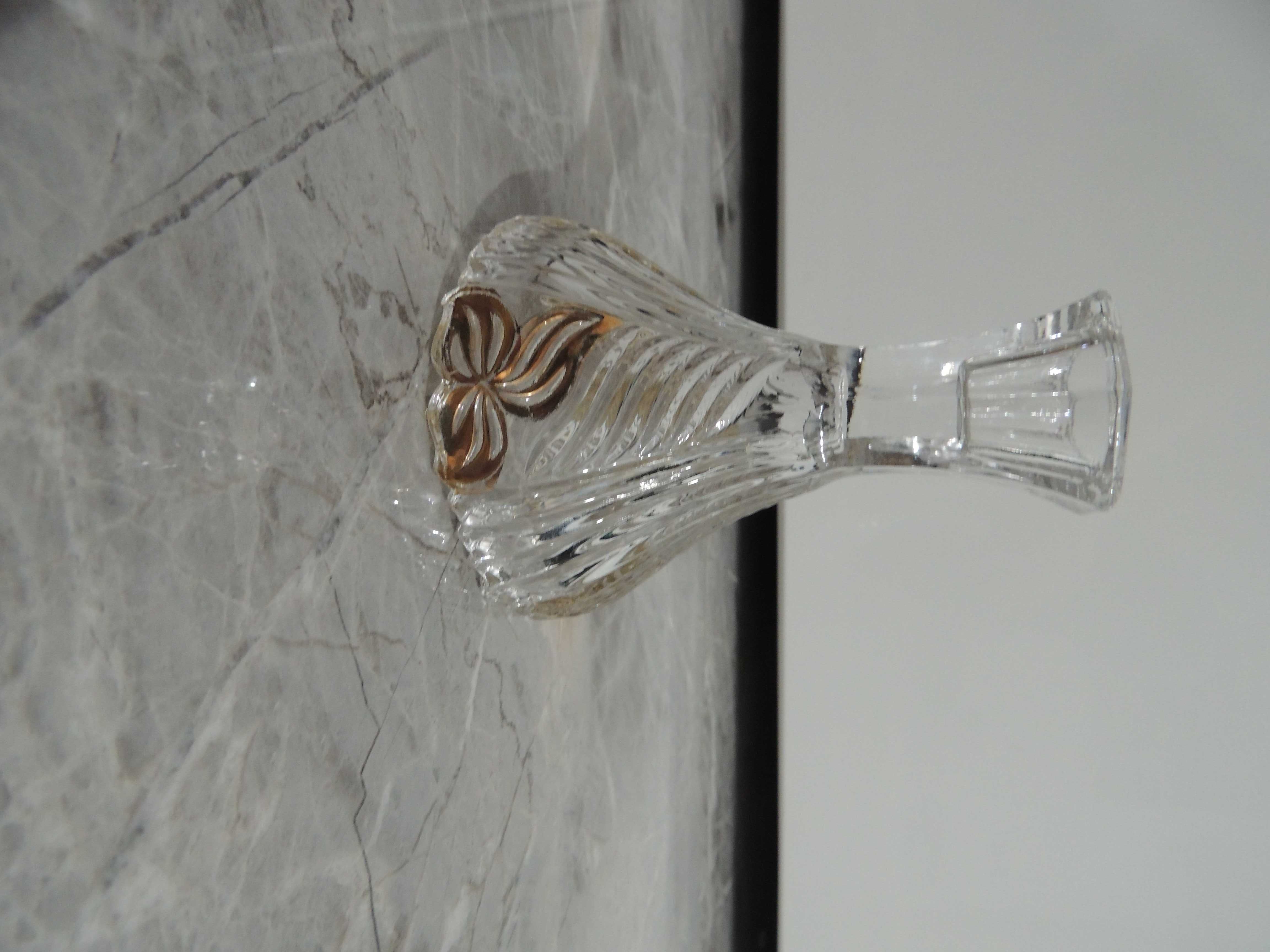 szklany elegancki minimalistyczny świecznik na jedną długą świeczkę