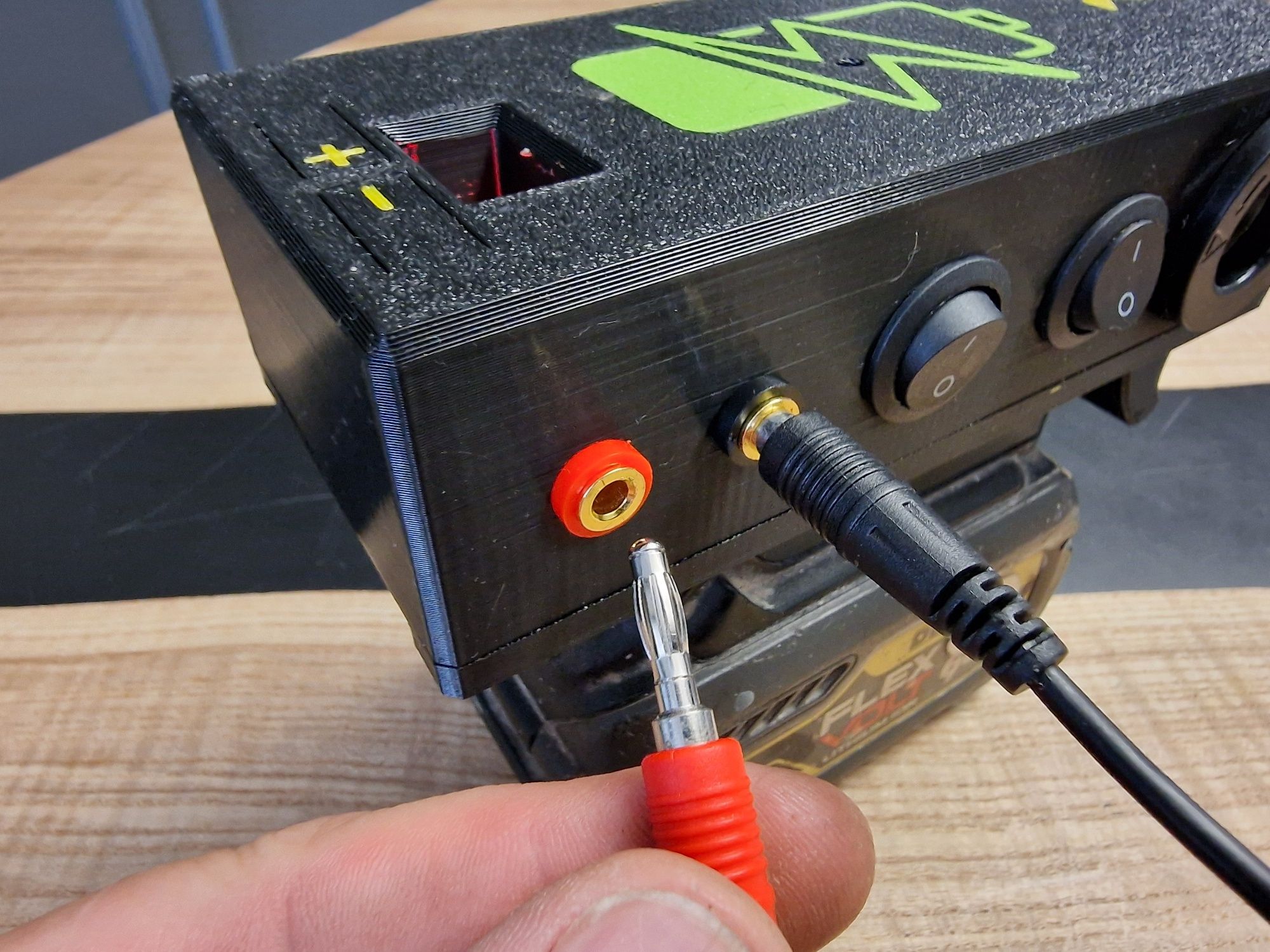 Powerbank Dewalt adapter z gniazdem zapalniczki USB