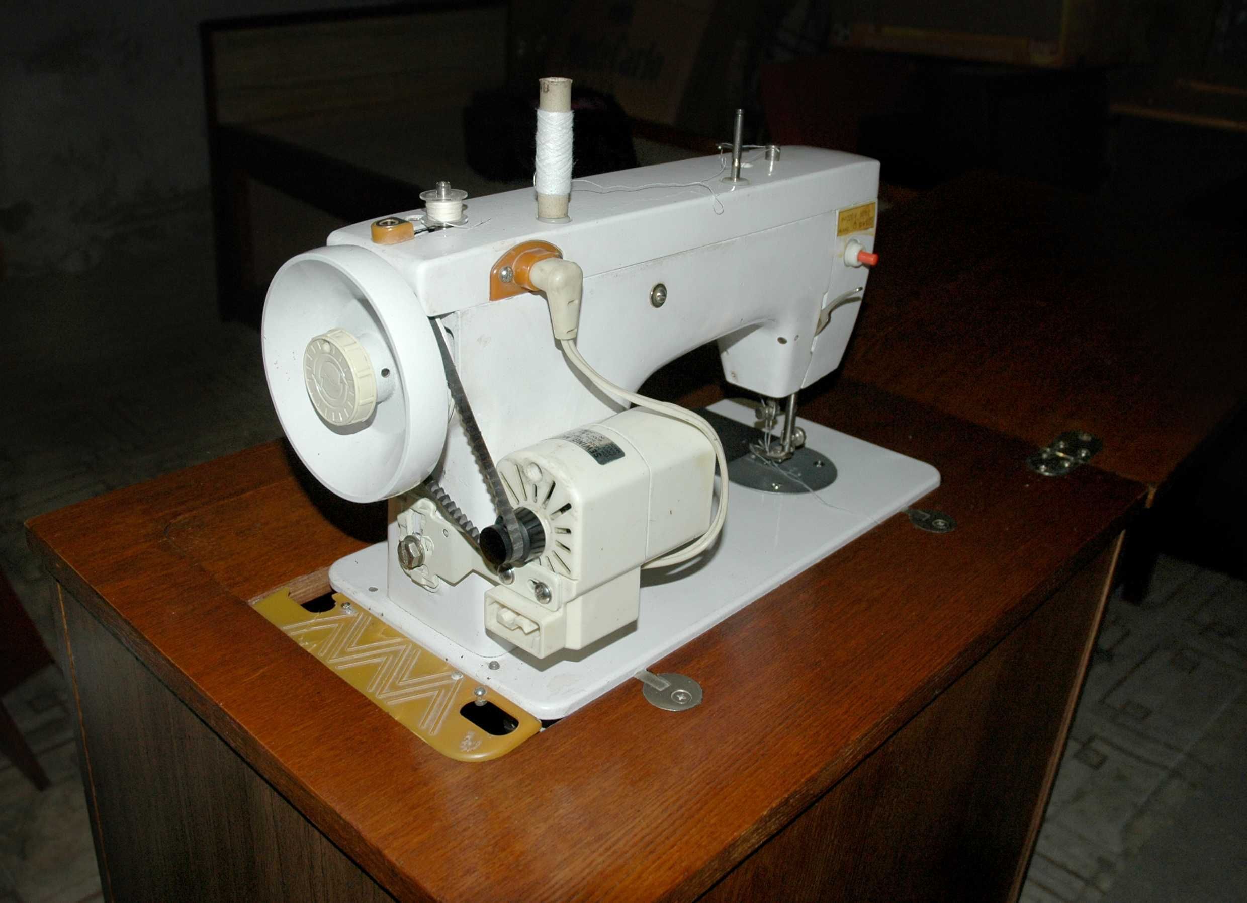 Машинка швейная Чайка 142М рабочая с электроприводом