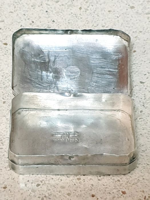 Antiga pequena caixa em prata contrastada com jade