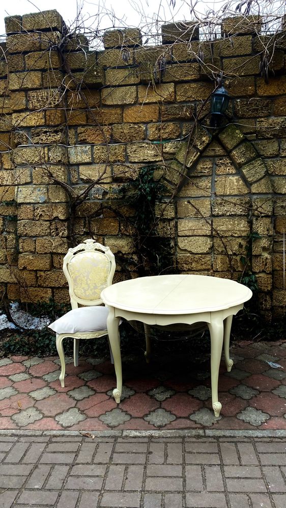 Стол круглый с фигурным краем, слоновая кость, деревянный, Франция