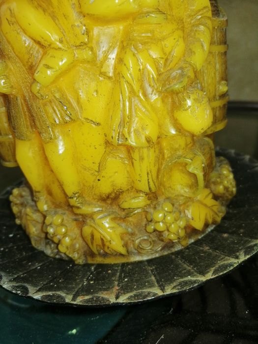 Duża rzeźbiona świeca.