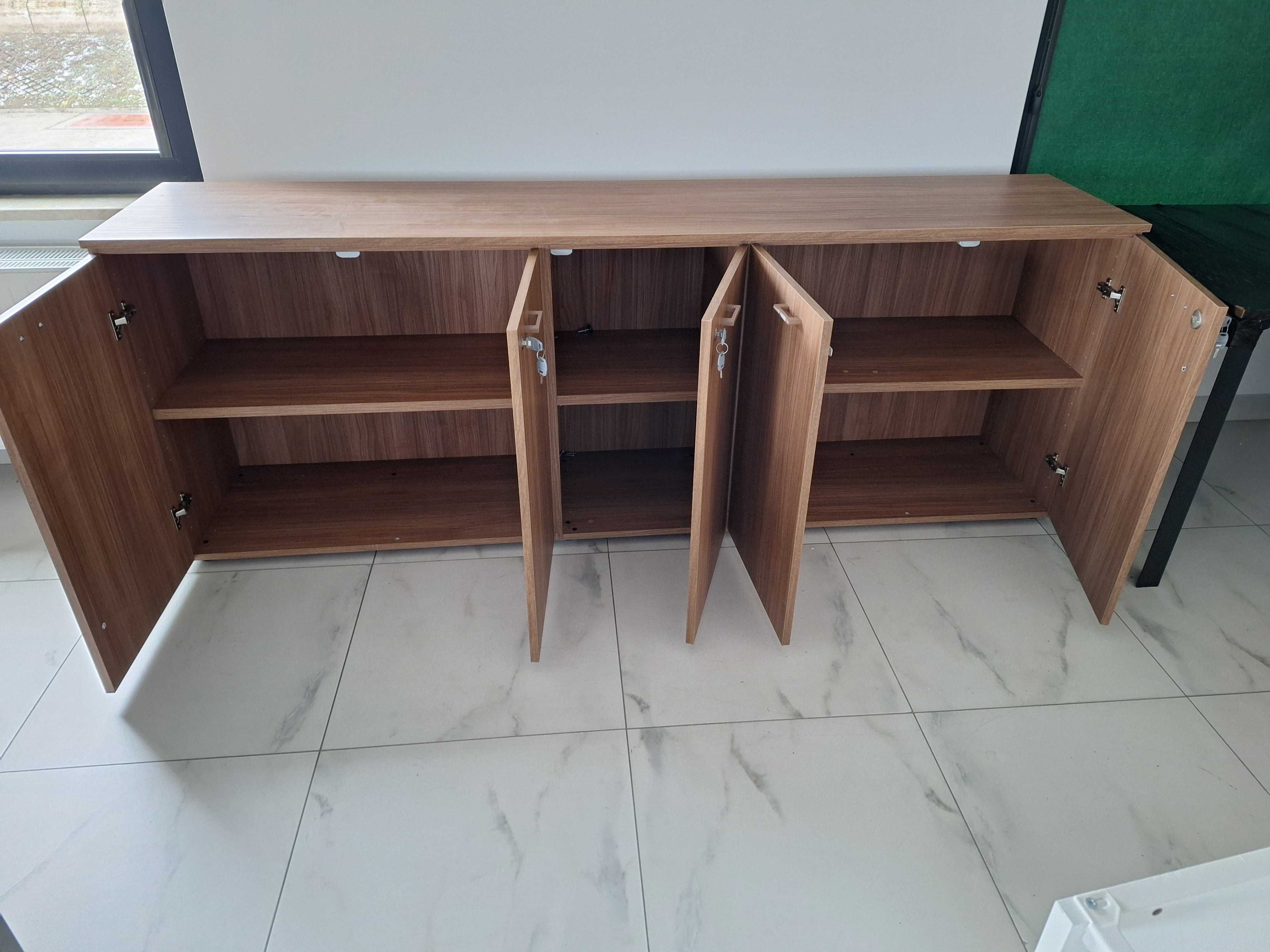 Szafa niska z drzwiami i zamkiem w kolorze orzech 225 x 46,3 x 81,5