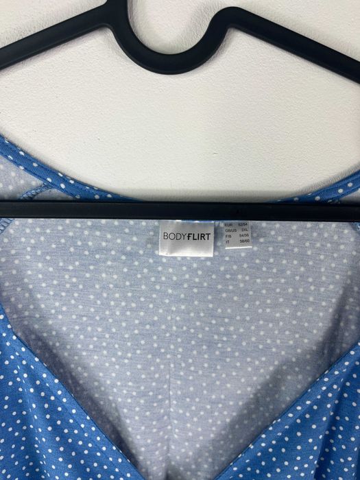 Niebieska wiskozowa sukienka w białe groszki Body Flirt rozmiar 52/54