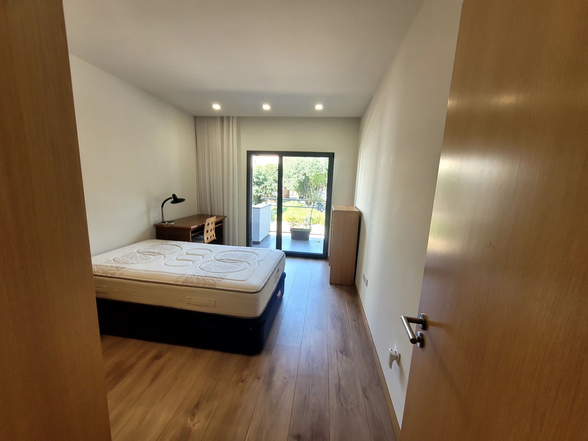 Quarto em apartamento novo para arrendar