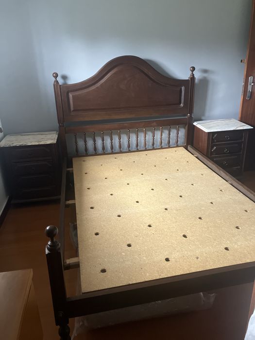 Cama casal 140X180 com mesas de cabeceira