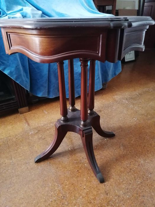 Mesa de apoio estilo inglês, em madeira e apliques em metal dourado