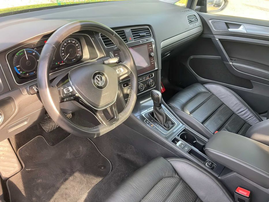 Volkswagen e-Golf      2019