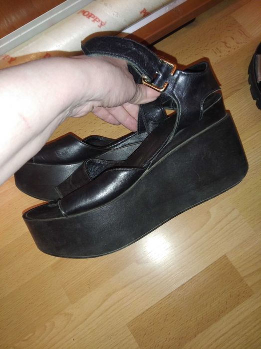 Кожанные босоножки на платформе