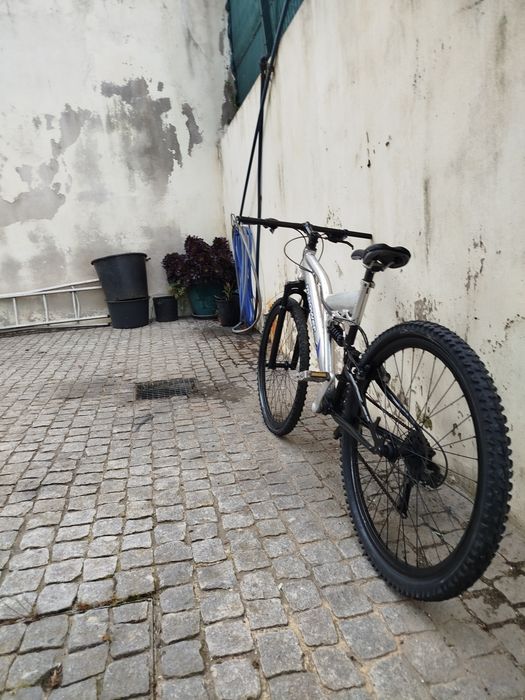 Bicicleta Berg downhill cinzenta
