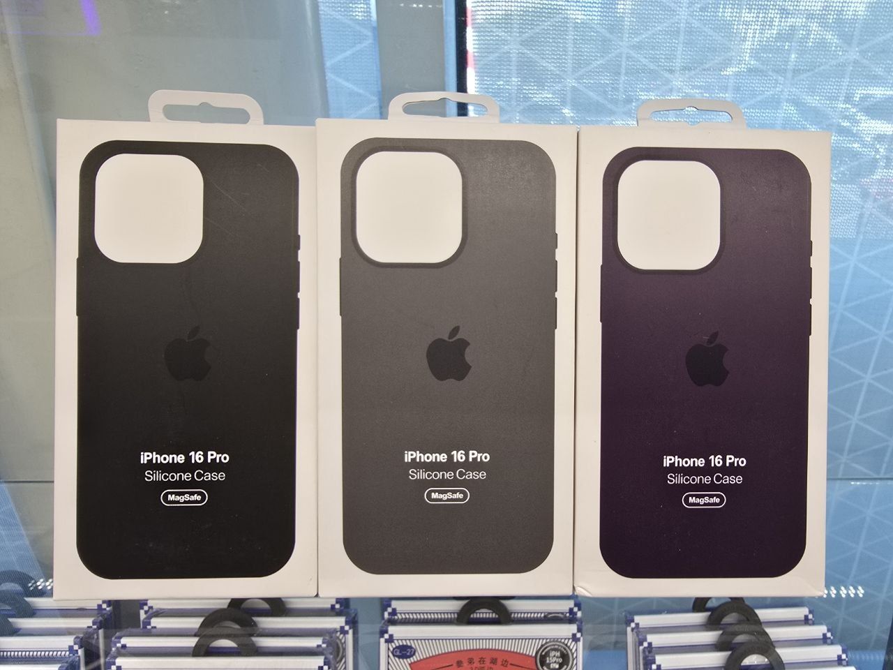 Оригінальні  силіконові чохли  Apple MagSafe для iPhone 14/15/16 Pro/