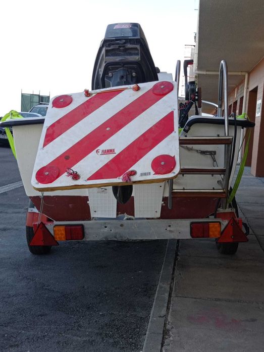 Embarcação de recreio 4,70m 25 HP e respectivo atrelado