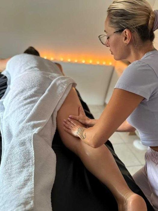 Masaże relaksacyjne oraz zabiegi pielęgnacyjne.