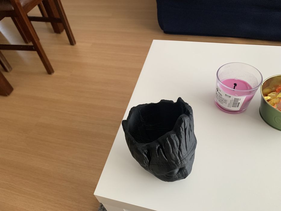 Baby groot, arrumador de secretaria