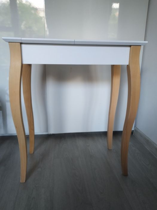 Toaletka z drewnianymi nogami