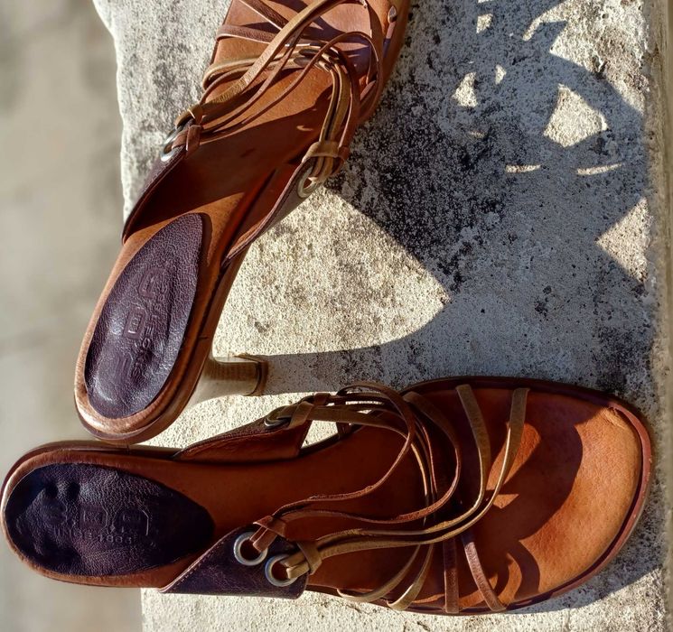 Sandália, em pele.
Tamanho 39.