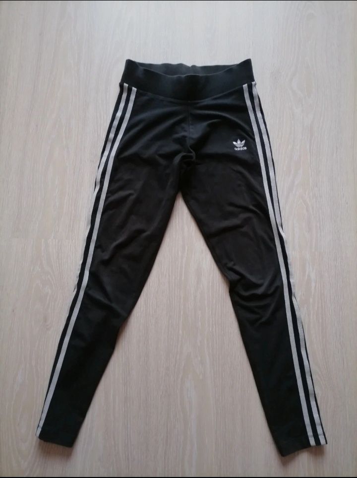 czarne legginsy adidas
