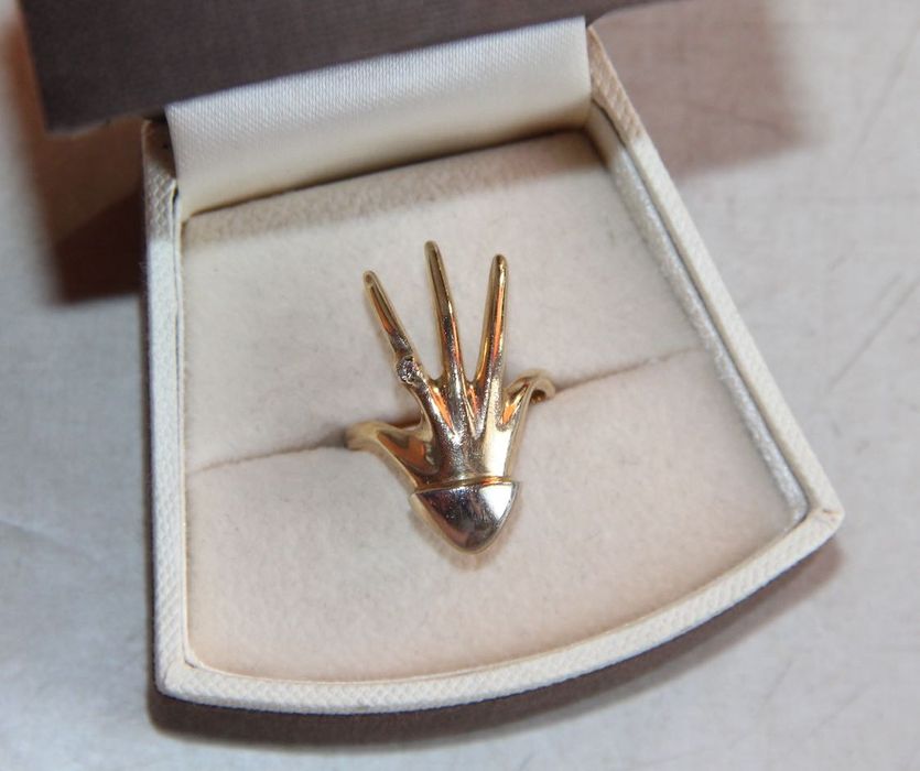 złoty pierścionek złoto 585 apart dłoń diament brylant zaręczyny