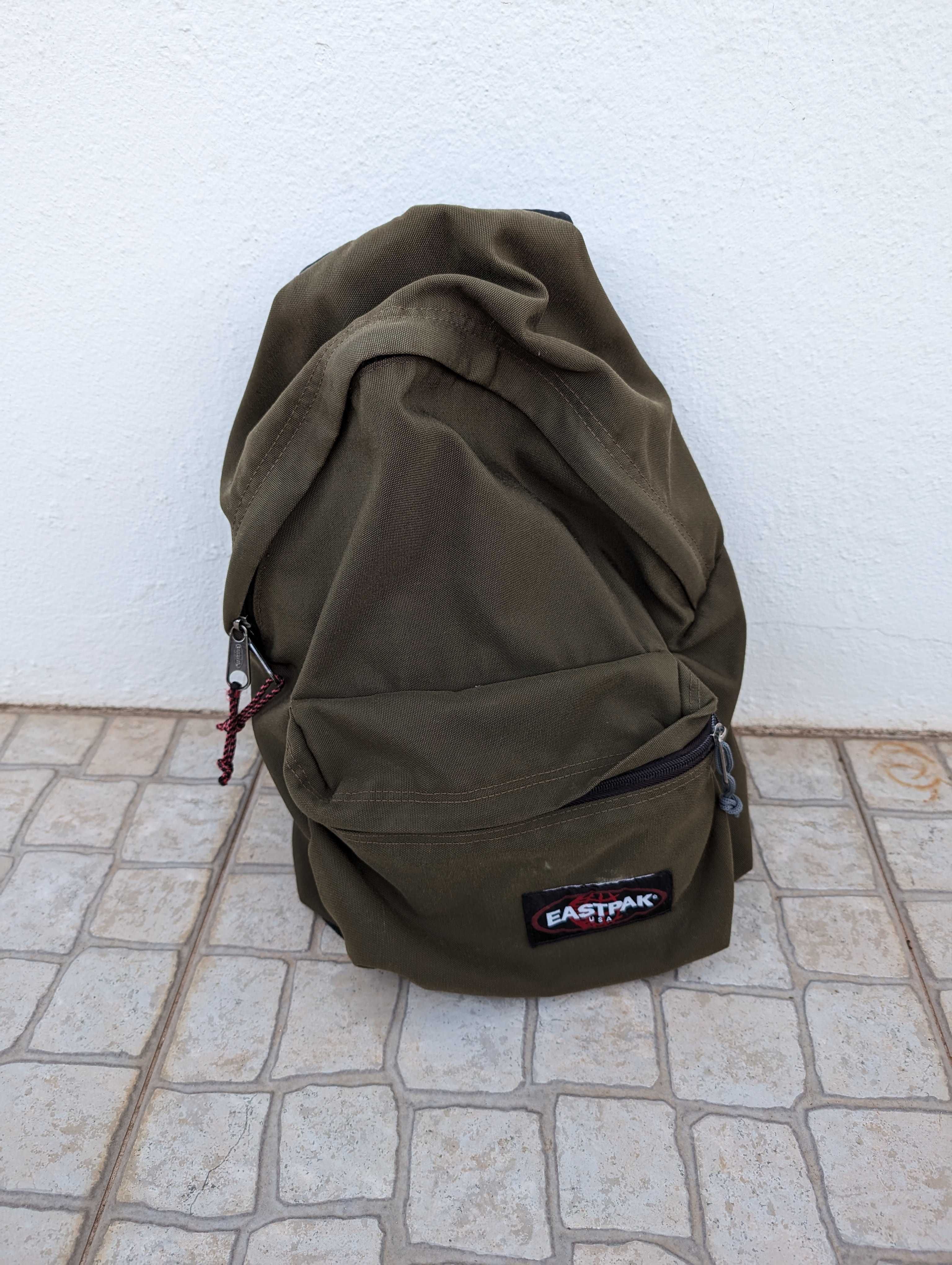 Mochila Eastpak verde tropa