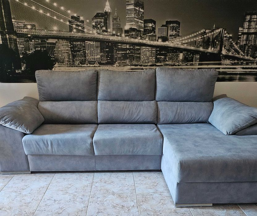 Sofá grande com chaise longue cinza claro