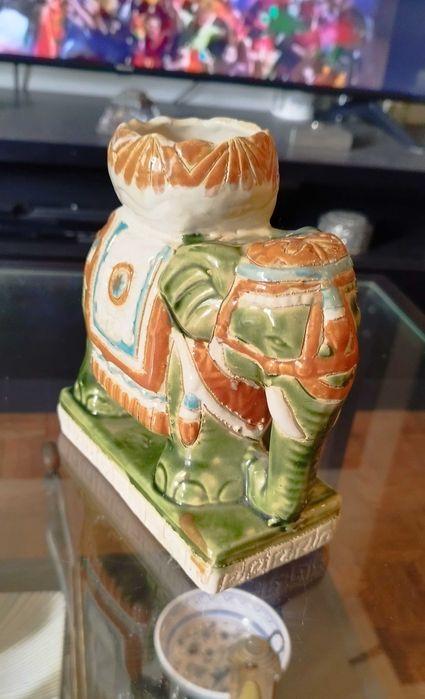 Elefante indo-português antigo em cerâmica