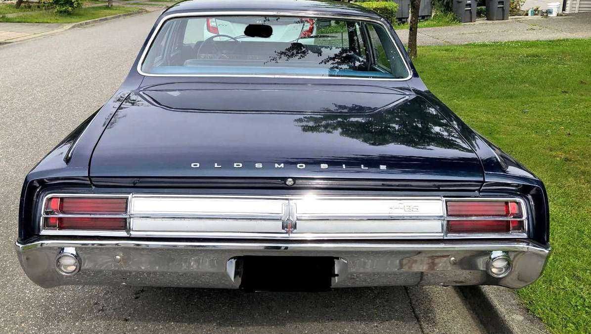OLDSMOBILE F85 DE LUXE FOUR-DOOR SEDAN 5.5 V8