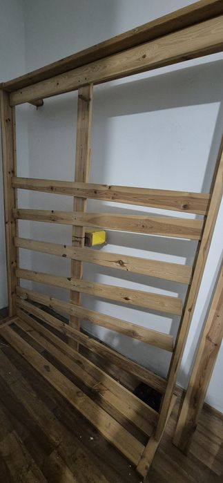 Stary stelaż do łóżka