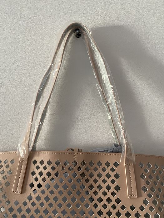 Mala Shopper bege e prateada Oriflame com bolsinha