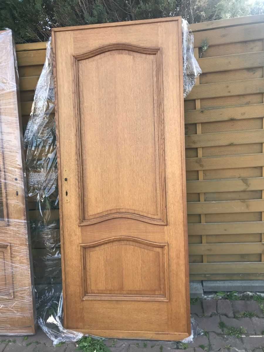 Drzwi dębowe drewniane z ościeżnicą oraz listwy wykończeniowe zamki