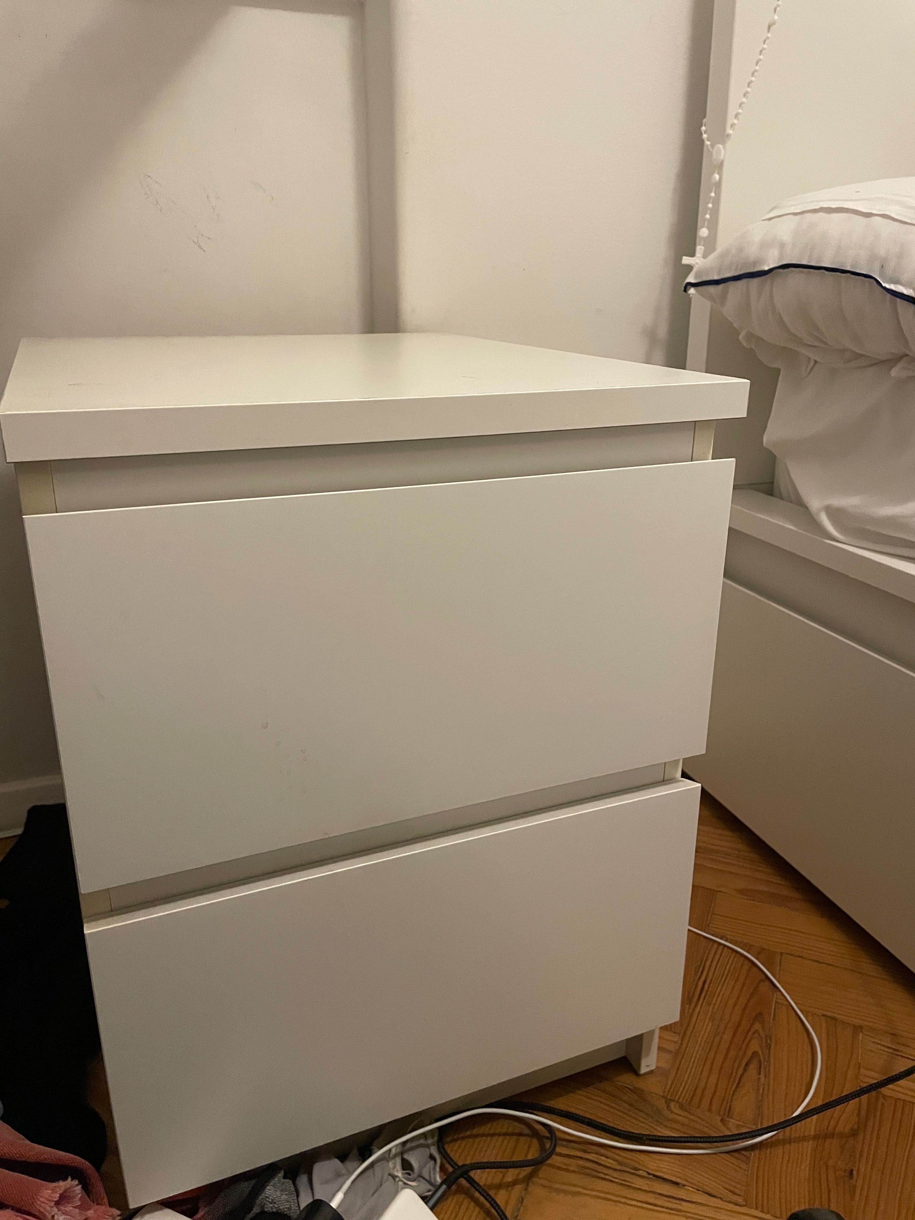 Mesa de cabeceira branca ikea usada