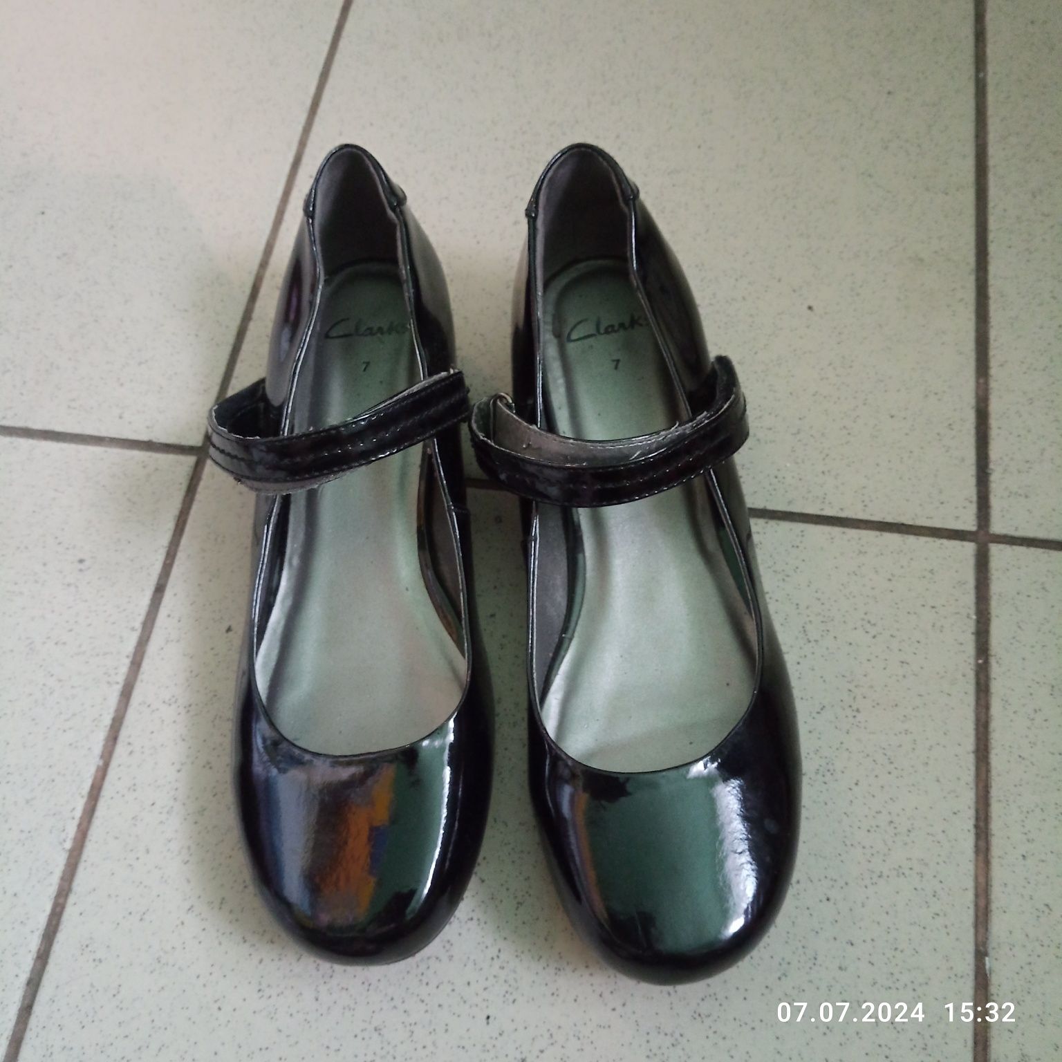 Piękne baletki na koturnie z lakierowanej skóry. Rozmiar 40. Clarks.