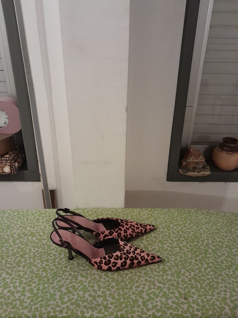Vendo Sandálias de Senhora muito bonitas como novas