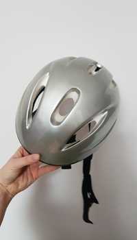 Srebrny kask rowerowy