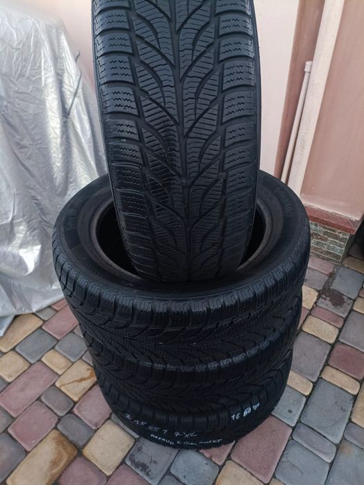 Комплект зимових шин 215/55 R17 XL