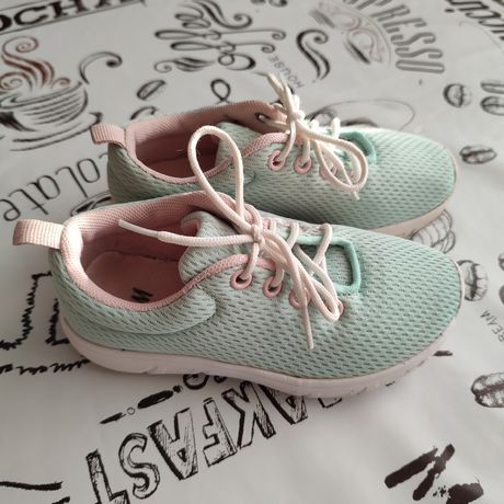 Легенькі літні кросівки для дівчинки від H&M