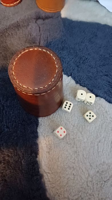 Skórzany kubek do gry w kości