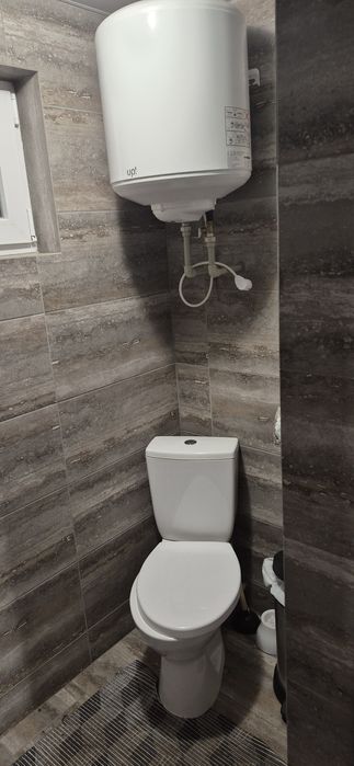 Продам шикарну дачу в якій можна жити поруч блакитні озера