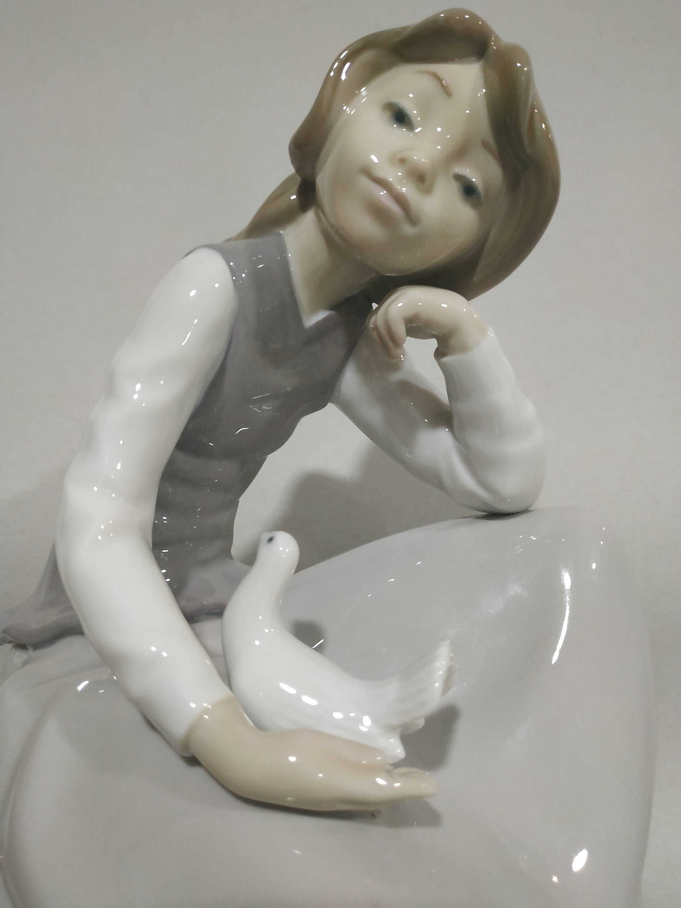 Статуэтка " Девушка с голубем " Nao Lladro Испания 23.5cм